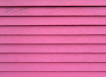 紫色的木墙或百叶窗装饰。粉红色板位于水平位置