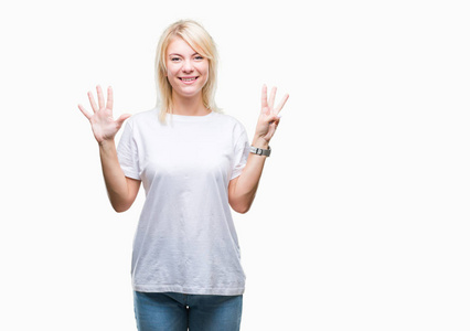 年轻美丽的金发碧眼的女人穿着白色的 t恤在孤立的背景显示和手指 8, 同时微笑着自信和快乐