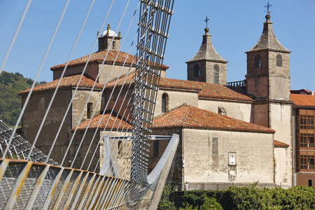 巴洛克式的教会与现代桥梁。坎加斯 del 卡格斯, 阿斯图里亚斯。西班牙
