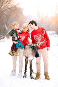 家庭 童年 季节 假日和人的概念   幸福的家庭，在冬天的衣服在灯光背景