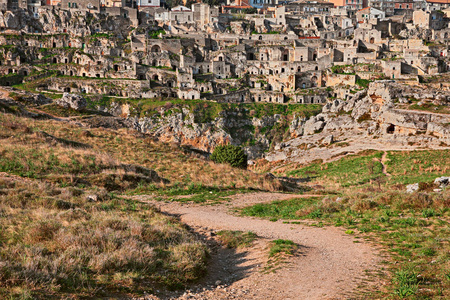 马泰拉, 大教堂, 意大利 风景在老城区的日出 sassi di matera, 看法从岩石教会的公园, 与房子雕刻成凝灰