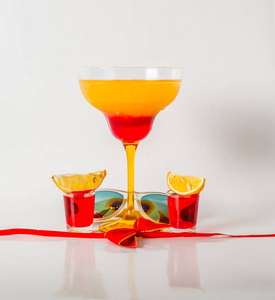 多彩的饮料在玛格丽塔的玻璃，红色和橙色的组合