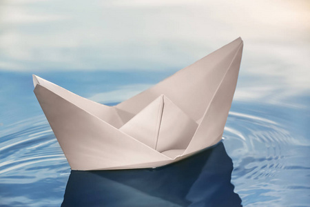 水面折纸船