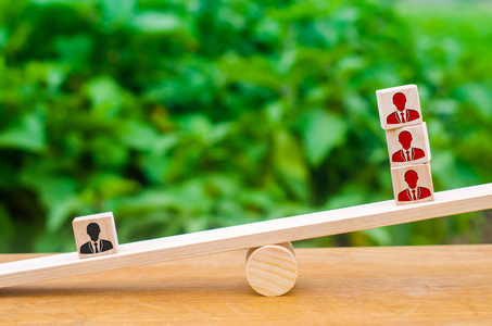 一个有才华和高素质的员工胜过普通工人照片