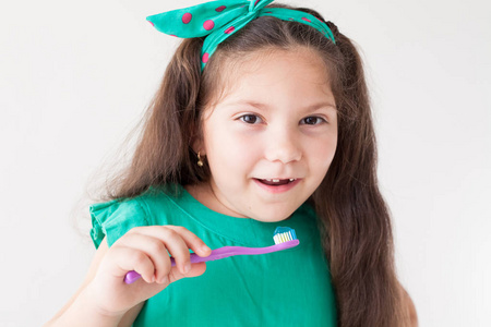 没有牙齿的小女孩在牙科用牙刷