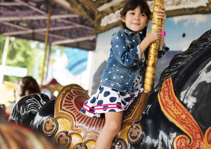 游乐园嬉戏游乐园的小女孩照片