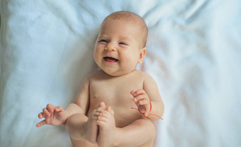 可爱的微笑。快乐的新生儿。新生儿护理。快乐宝宝的儿科护理。关爱未来