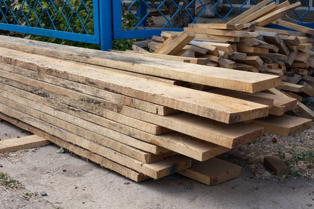 建筑工地上天然粗糙木板的松木木堆叠。木工建筑修理和家具用工业木材建筑材料屋顶建筑用木材材料