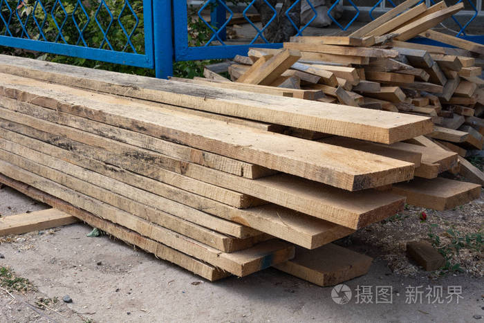 建筑工地上天然粗糙木板的松木木堆叠.