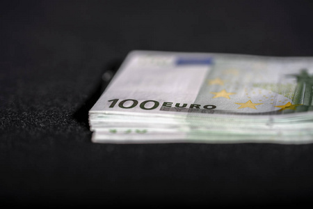 欧洲货币银行纸币躺在办公桌前特写, 象征着金融和商业