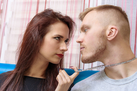 对面, 看上去很不高兴家庭冲突的概念家庭问题年轻不满的夫妻在沙发上