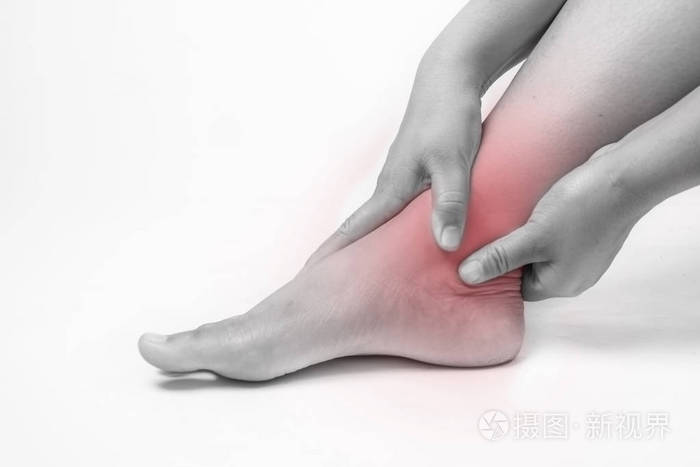 踝关节损伤的人类.ankle 疼痛,关节痛人医疗, 单色调突出显示在踝关节