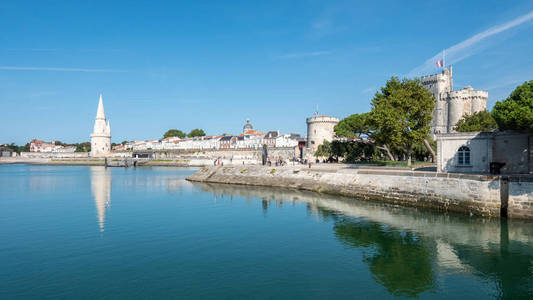 灯笼塔 游览 de la 灯笼 在法语 是一个塔的老港口的拉罗谢尔, 一个镇在法国西部。这些塔结构城市的典型的风景
