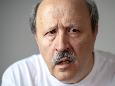 或老年痴呆症在老年人的心理健康和后来的生活概念查出的灰色背景照片