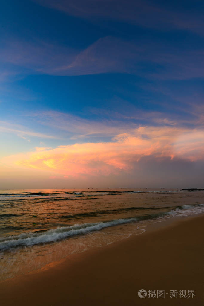 天堂的地方清晨日出海太阳在云中照片-正版商用图片0tx6zl-摄图新视界