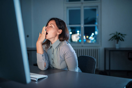 深夜工作考古学家在室工作的深夜考古学家在办公室工作的深夜集中的