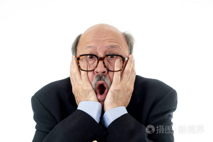 一个60s 高的人的肖像在震惊与恐惧的表情在他的脸上使恐惧的手势在人