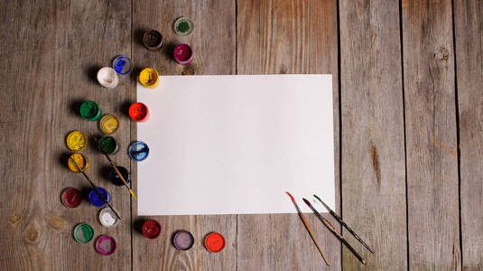 纸 水彩 画笔和木制的选项卡上的一些艺术的东西