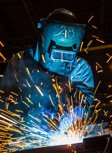 工业钢铁工人在工厂中加快运动