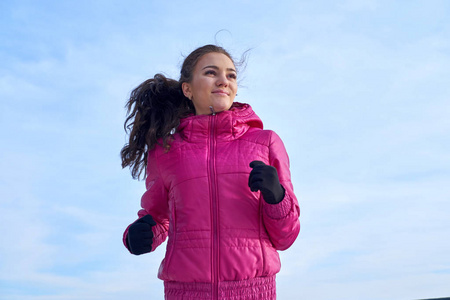 运行在外冷雪天气在冬季训练期间，短跑运动员女人。关闭显示的速度和运动