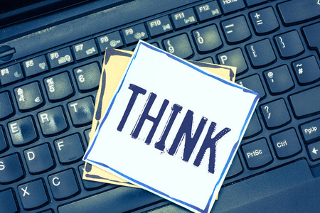 手写文字书写思考.概念意思直接那些头脑对某人某事有信念或想法照片