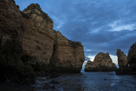 在葡萄牙阿尔加维拉各斯, 有拱形和独特的悬崖形成与海上拱门, 石窟和走私者洞穴