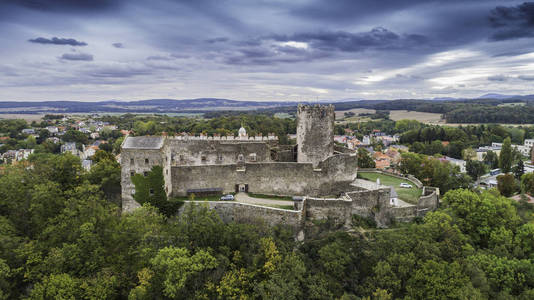 博尔库夫是一座风景如画的小镇, 拥有一座美丽的城堡, 鸟瞰视野