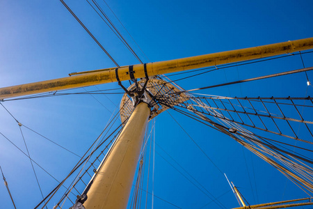 钢丝绳索具桅杆和停留在传统的航行中的船上