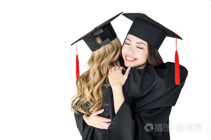 学生在毕业帽拥抱
