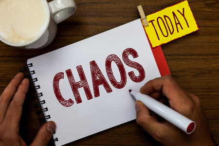 商业照片显示完全混乱和混乱不遵循规则是反对男子持有标记笔记本别针