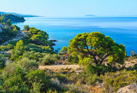 早上爱琴海海岸，遮阳伞和希腊