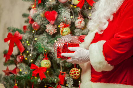 圣诞老人与礼品盒背景闪闪发光的冷杉