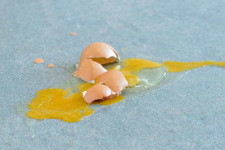 厨房地板上的碎蛋一堆鸡蛋整壳碎壳塑料膏药碎鸡蛋碎的生鸡蛋放在一个