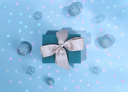 蓝色礼物机顶盒与银色闪亮的圣诞摆设装饰