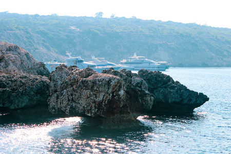 地中海美丽的岩石海岸