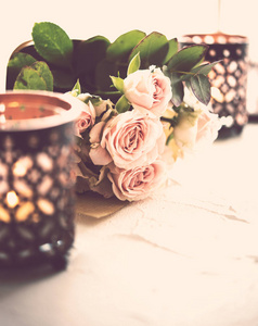 束玫瑰花和蜡烛