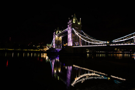 附近泰晤士河上的伦敦夜景