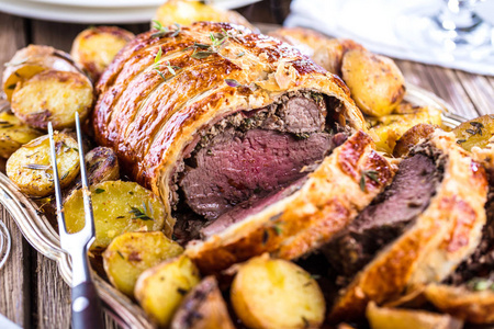 威灵顿牛肉, 经典牛排菜, 在乡间木桌上照片