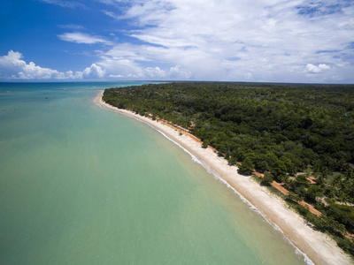 空中查看绿色的海洋，在巴西海滩海岸阳光明媚的日子