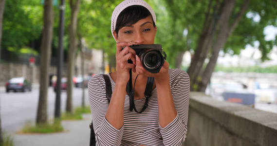 黑人摄影师在城市环境中外出拍照的肖像