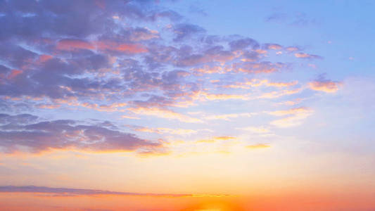 傍晚明亮的彩色多云的天空.日落或黎明背景照片