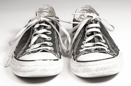 白色背景上的黑色帆布鞋一双照片