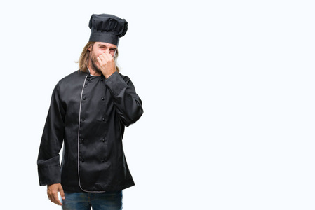 闻东西年轻英俊的厨师长头发在孤立的背景下闻到的东西发臭和恶心