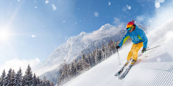 在高山滑雪下坡滑雪者