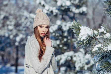 美丽的冬天的雪域风光的年轻女子的画像