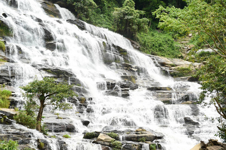 美丽的瀑布与石头在森林, 泰国