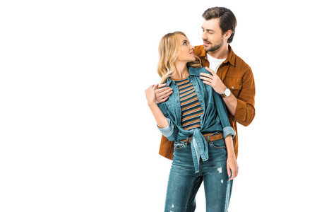 一个英俊的男人从背后拥抱女朋友