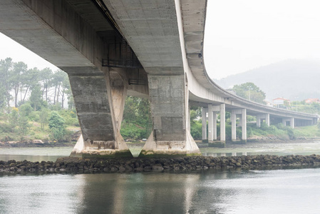钢筋混凝土桥梁在河图片