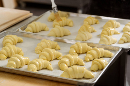 一批漂亮的卷羊角面包照片