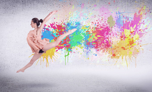 现代街舞者跳起五颜六色的颜料溅